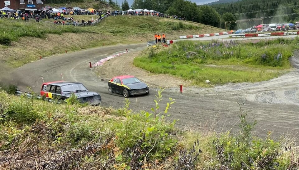 Klubbkameratene Røen og Moen kjemper mot hverandre. To bilcrossbiler.