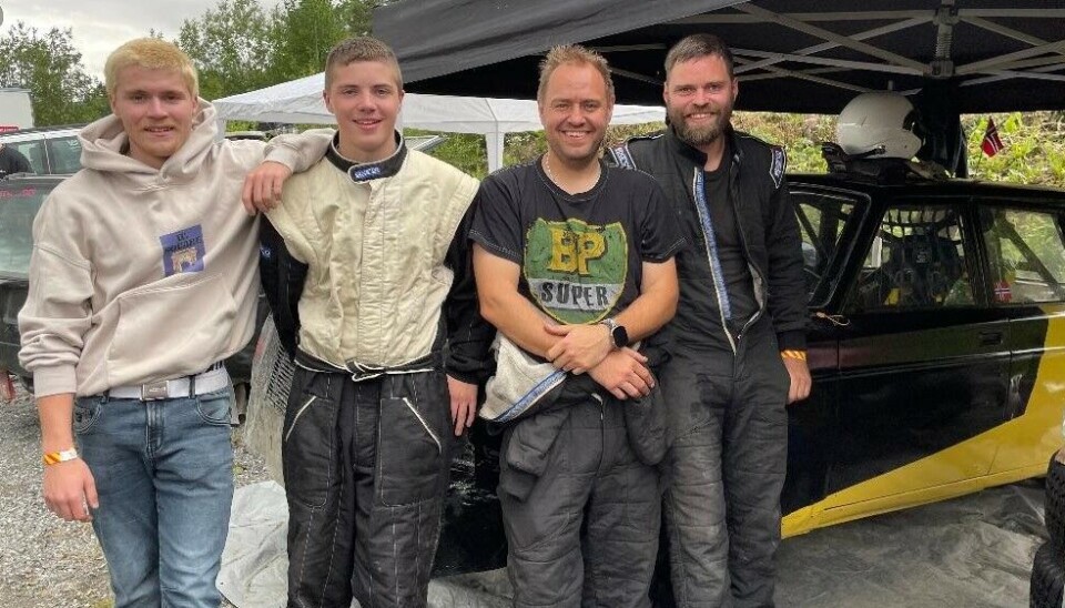 Brage Emil Ulvund, Markus Aune, Kristian Stinus Holden og Frank Røen i pausen av billøpet. De var fire av surnadalingene som deltok på søndag. Holden var en av dem som kvalifiserte seg til landsfinalen. Fire menn og en bilcrossbil.