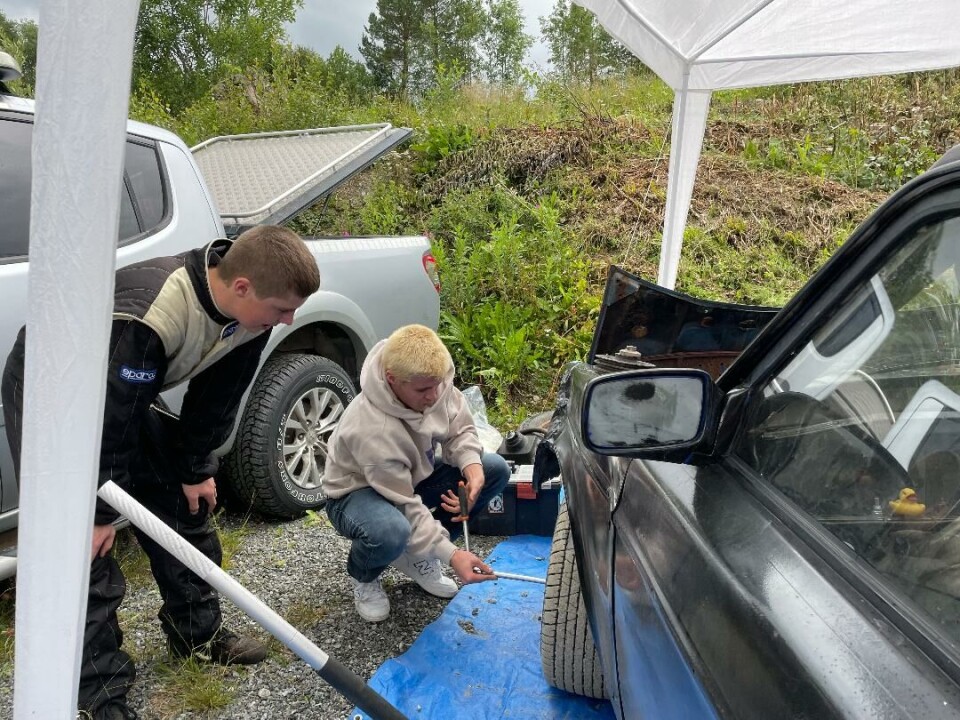 Brage kjørte Volvo med startnummer 222. Han var uheldig og måtte avslutte da reimhjulet og reima gikk av allerede i første heatet. Da Trollheimsporten snakket med han i pausen, hadde han allerede solgt bilen. Her sammen med klubbkamerat Markus. To gutter og to biler.