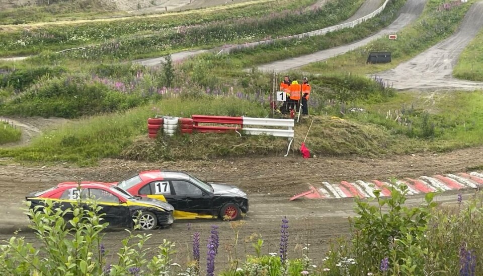 Her er Holden og Moen i duell. De endte på 4.- og 5.-plass og ble begge kvalifisert til landsfinalen. To bilcrossbiler.