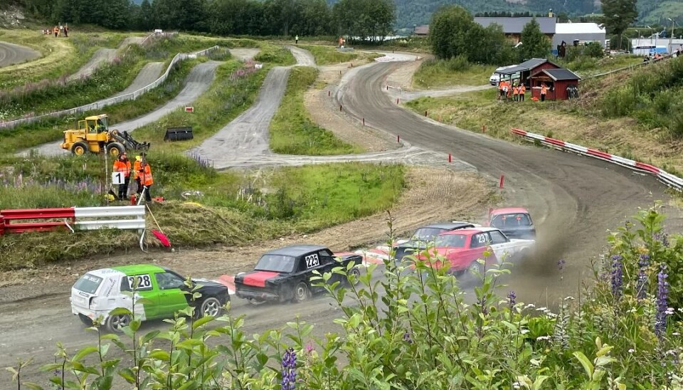 Leinum i full aksjon. Han ble kvalifisert til landsfinalen. Bilcrossbiler i løp.