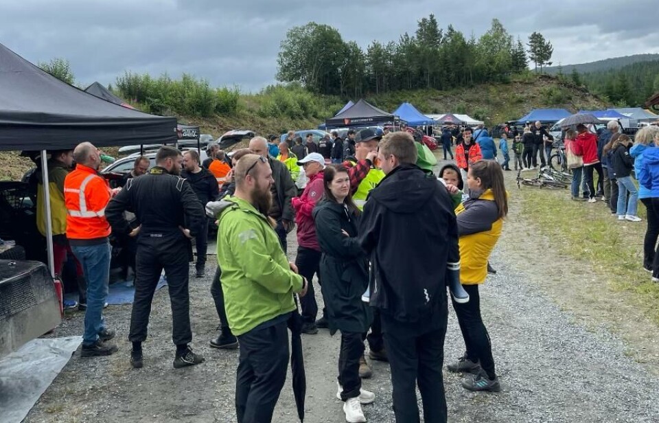 God stemning. Her er både kjørere, hjelpemannskap og gjester. Mange mennesker.