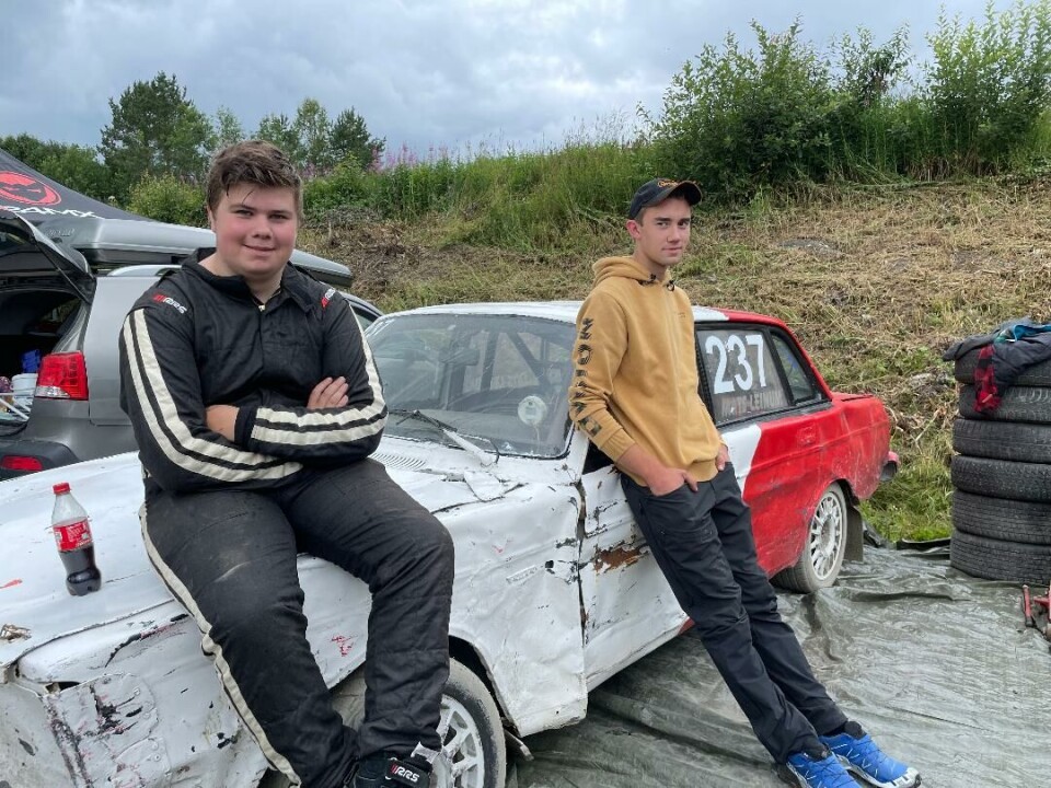 Mats Leinum (17) fra Surnadal kjørte for Melhus. Her er han sammen med Jo Østbø i pausen. To ungdommer og en bilcrossbil