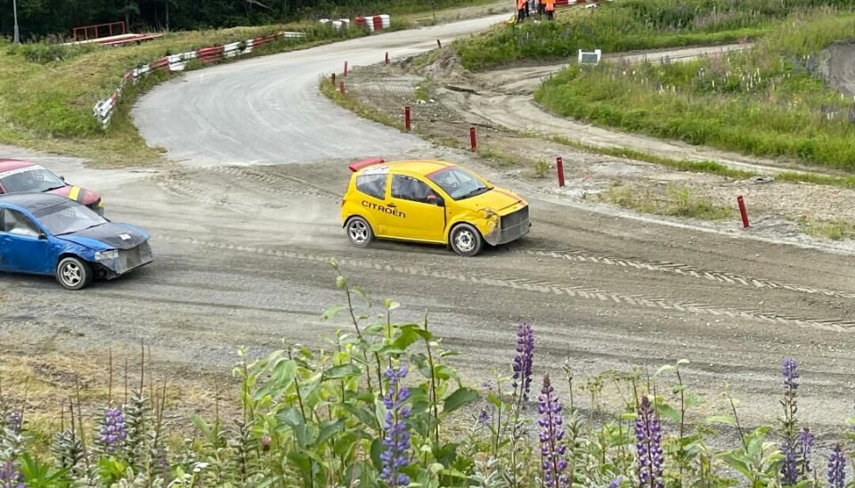 Ikke alle bilene var like store. Kommentar om denne gule bilen fra speaker: –Den er så liten den bilen der, at du kan putte den i bukselomma. Omtales som sitronbilen. Tre biler