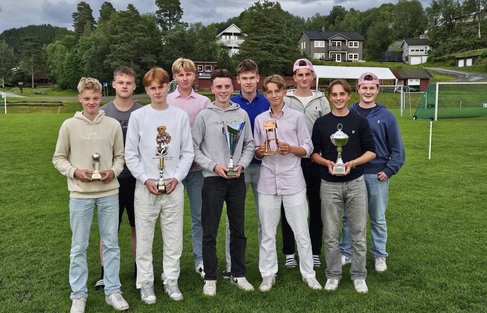 Flere av spillerene var i Rindal i forbindelse med Småtrolluka. Her poserer de som var til stede med lagets pokaler. Fra venstre: Ailo Bøe Løseth, Oliver Sellie Elshaug, Magnar Reitan, Ola Stokke, Emil Fagerli, Johan Grefstad, Peder Melien Ree, Gard Grimsmo, Jacob Rønning og Vegard Myhre.