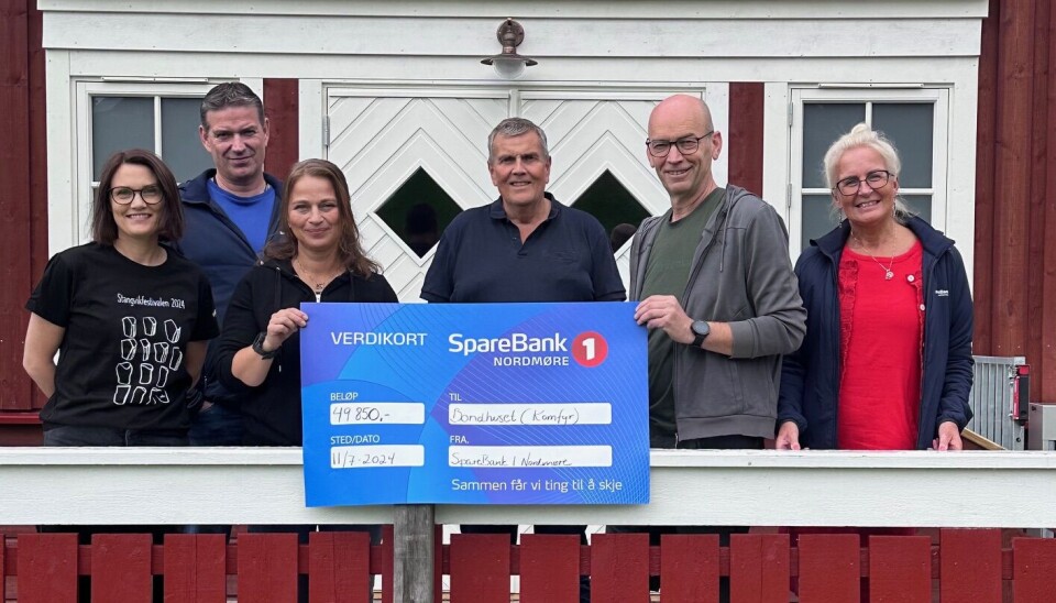 SpareBank 1 Nordmøre med stor gave til grendalaget folk med stort gavekort fra sparebank 1 nordmøre