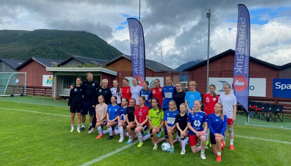 20 jenter fra 5 klubber deltok. voksne og barn på fotballbane