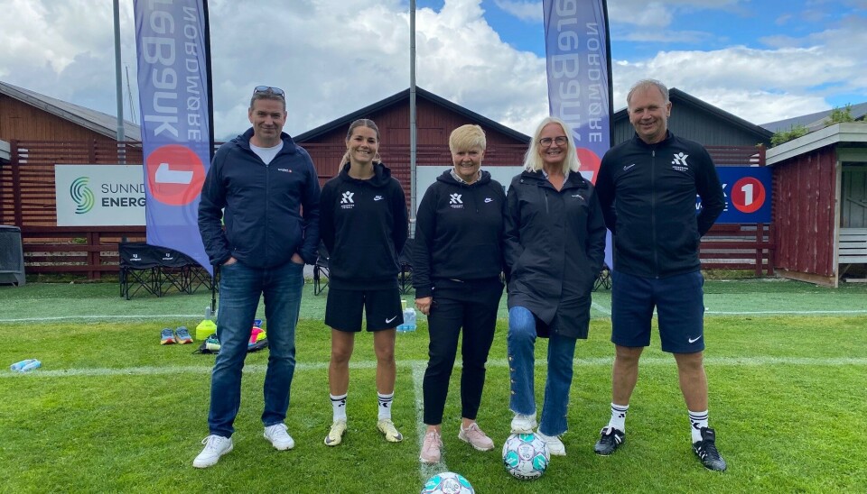Banksjef Privatmarked Surnadal Arne Berset, Andrine Hegerberg, Gerd Stolsmo, markedskoordinator Liv Dalsegg og Stein Erik Hegerberg. voksne på fotballbane