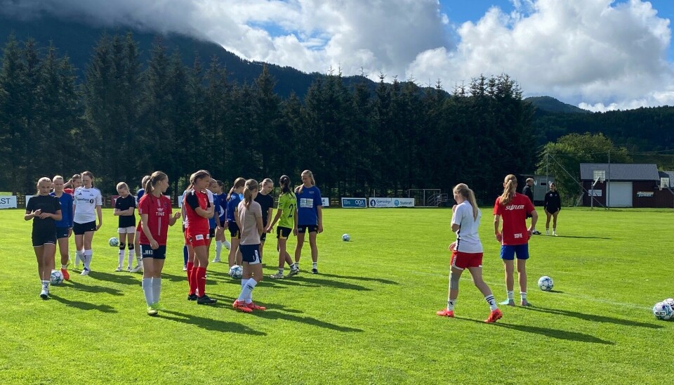 Fra treningen på SpareBank 1 Nordmøre Idrettspark. mange på fotballbane