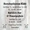 Plakat med åpningstider for Bondepikenes kafe og Bækkre Bar&Naustpuben, juli 2024.