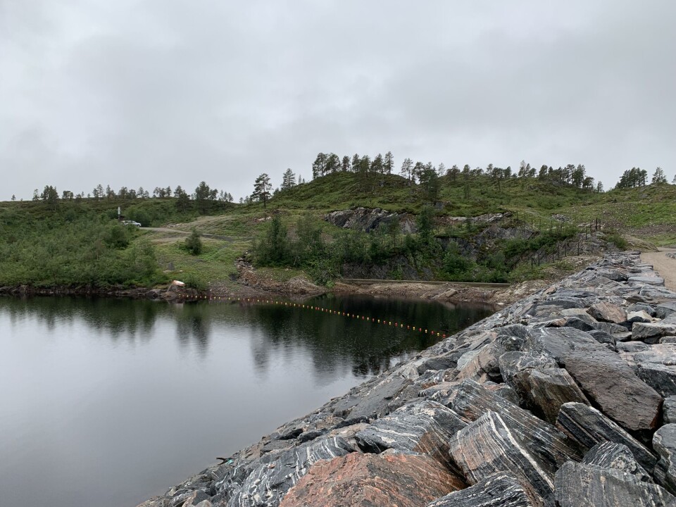 Dam Bævervatn på Nordmarka i Surnadal En demning på et vann.