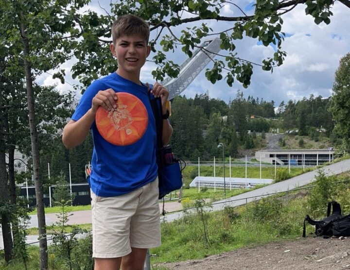 Jonas Hamnes Øye har reist til USA for å delta i junior-mesterskap i diskgolf. En gutt med en frisbee på en diskgolfbane.