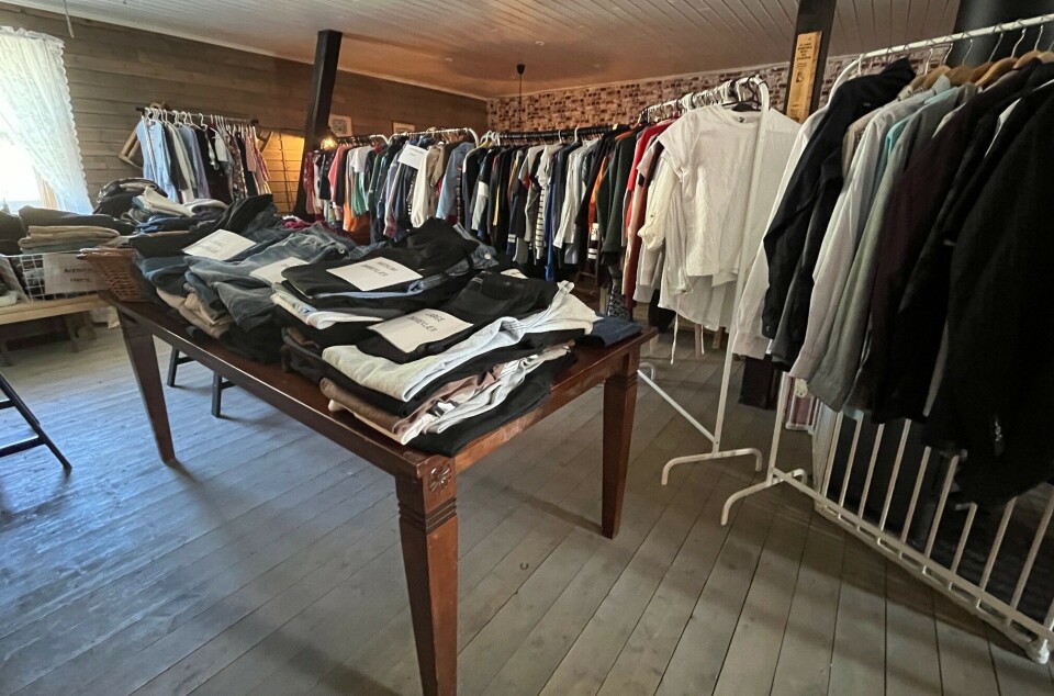 Store mengder med klær i alle størrelser. Stativer og bord med klær i alle størrelser.