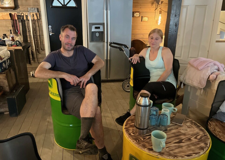 Gjenbrukslåven har blitt et familieprosjekt for Unni, Erling og de voksne barna deres. Ei dame og en mann som sitter i hver sin stol ved et lite rundt bord.
