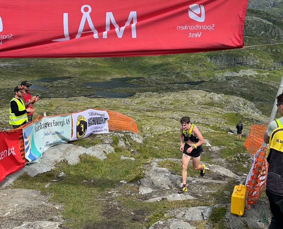 Aron Rodal Haugen, NM motbakkeløp 2024. En ung mann som løper mot mål i ei bratt fjellside.