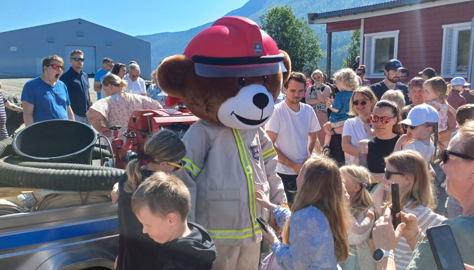 Brannbamsen Bjørnis dukket opp under åpen brannstasjon på Bøfjordhelga Barn og Brannbamsen Bjørnis