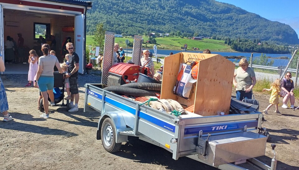 Brannslukkingsutstyret plassert på hengeren