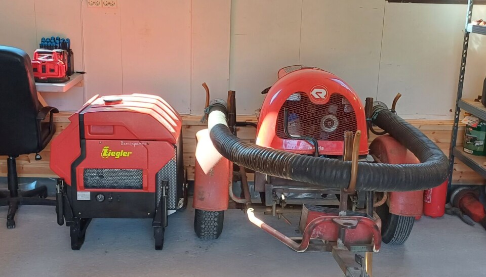 Brannslukkingsutastyret på plass inne på brannstasjonen