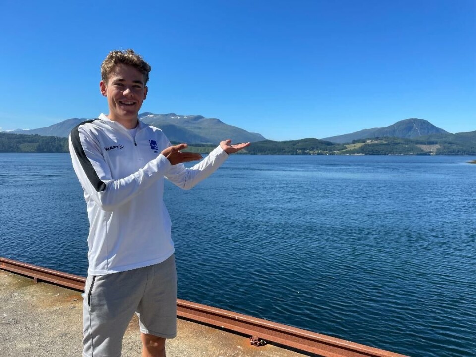 Eirik Vang Aas. Arkivbilde fra intervju i juli hvor han stolt viste frem utsikten fra Kvanne ferjekai. Ungdom står med hendene rettet mot fjellene og fjorden.