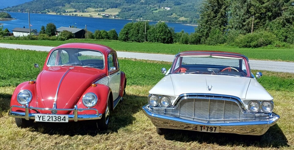 Volkswagen og Desoto Fireflight. Veteranbiler utstilt på et jorde.