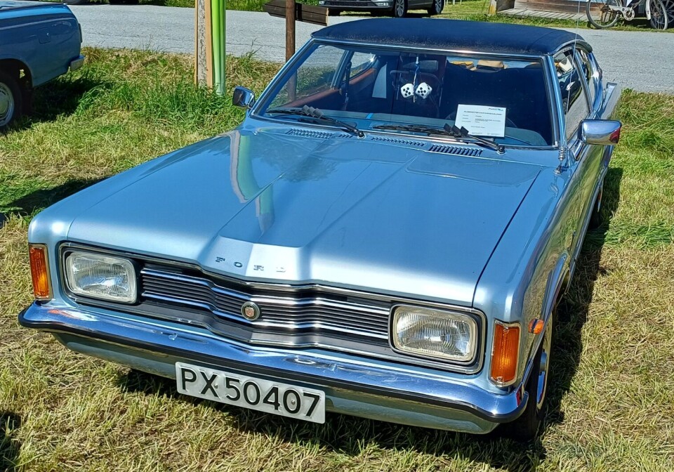 Arnt Kjetil Bøes Ford Taunus Coupe 2.0 GXL 1974-modell. Veteranbiler utstilt på et jorde.