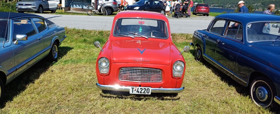 Arnfinn Sæterviks Ford Anglia 1959-modell. Veteranbiler utstilt på et jorde.