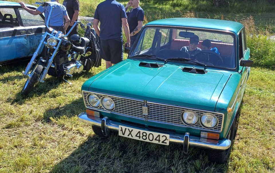 Lada 1976-modell. Veteranbiler utstilt på et jorde.