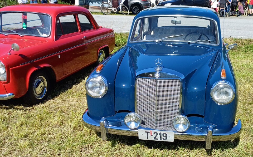 Mercedes Benz 219 1969-modell. Veteranbiler utstilt på et jorde.