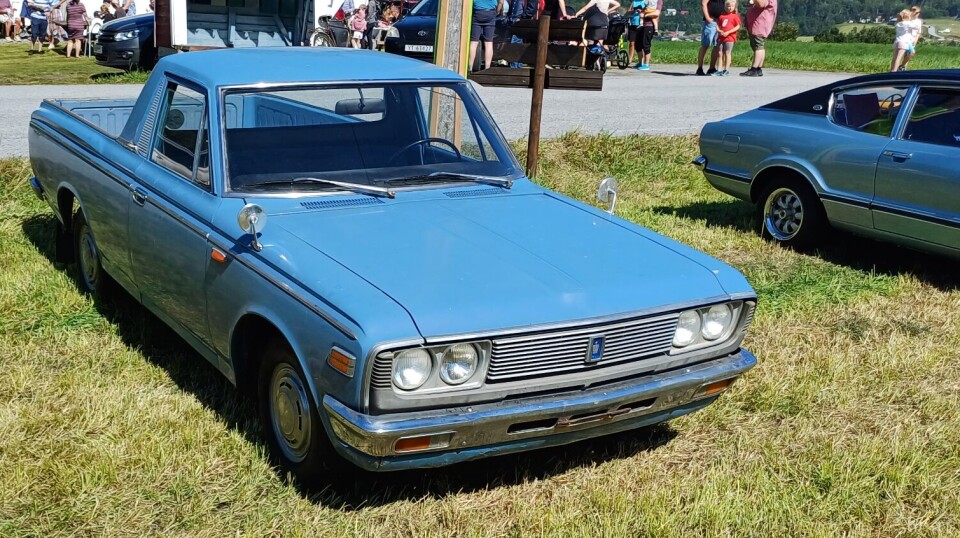 Toyota Crown med lasteplan. Veteranbiler utstilt på et jorde.