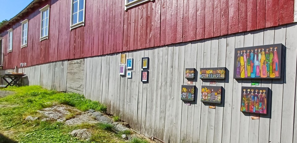 Bøsaga og utstillingen til søstrene Heggem. En trevegg med malerier.