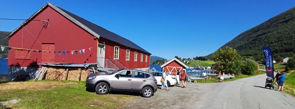 Bøsaga. En gammel trebygning ved fjorden.