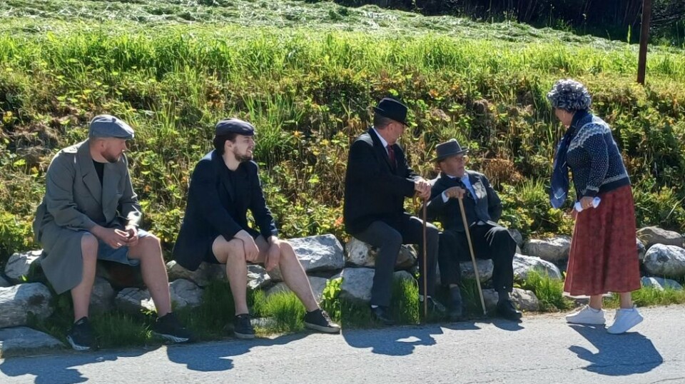 Dramatisering av karene på klagemuren. Fem personer på en steinmur. De er kledd i gammeldagse klær.
