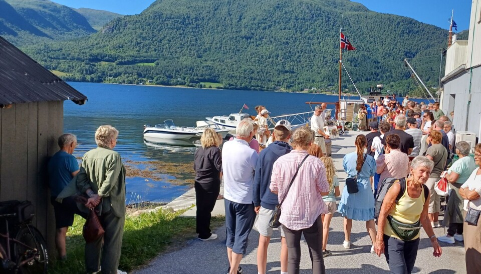 Auksjonen gikk for full fres. Mange mennesker samla på en kai.