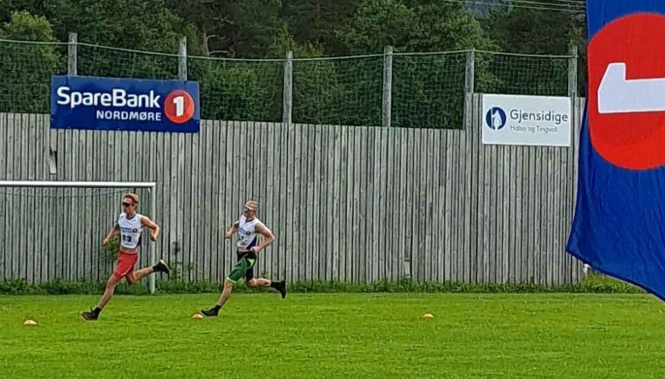 Håkon med Håvard rett bak. To menn som løper mot hverandre i et løp.