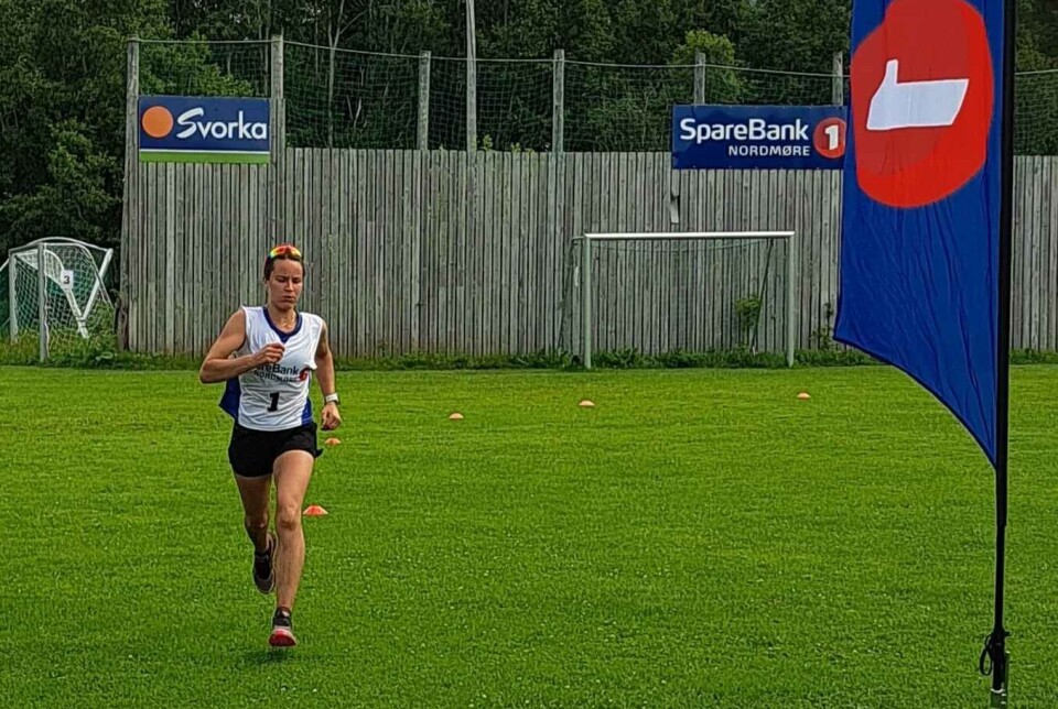 Vinneren Lisabeth Sæterbø mot mål. Ei dame mot mål i et løp.