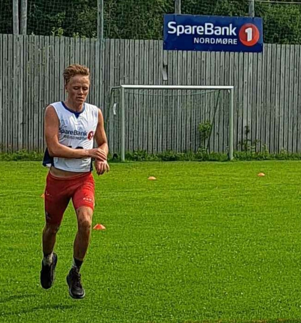 Vinneren Olav Fugelsøy mot mål, langt foran konkurrentene. En mann mot mål i et løp.