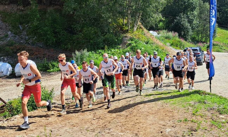 Start i Blåfjellløpet for eliten, ved Dragset i Bøfjorden. Starten på et fjelløp. Mange løpere som starter samtidig.