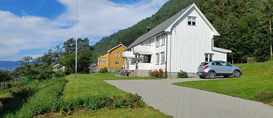 Gårdene på Dragset. To gårder.