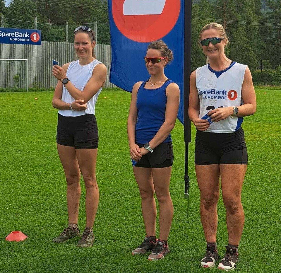 De tre beste i kvinneklassen. F.v. Berit Aakvik, Lisabeth Sæterbø og Elise Einum. Tre damer som mottar premie etter et løp.