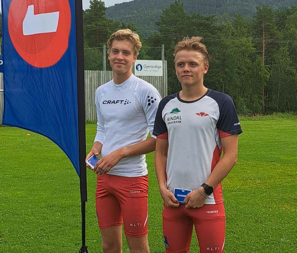 Håkon Bøklep og Olav Fugelsøy var først i mål i årets Blåfjelløp. To unge menn mottar premie etter et løp.