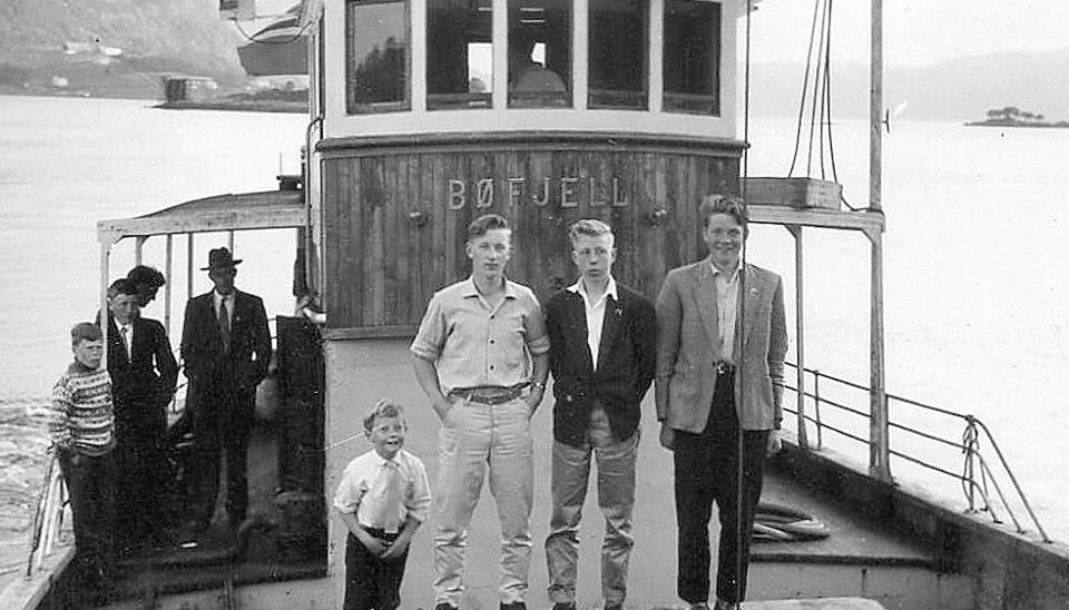 Frakteskutene hadde også passasjeroppdrag. Her kjem «Bøfjell» frå fotballkamp ein søndag rundt 1960. Flere personer på dekk på ei lita frakteskute. Gammelt svart/hvitt-bilde.