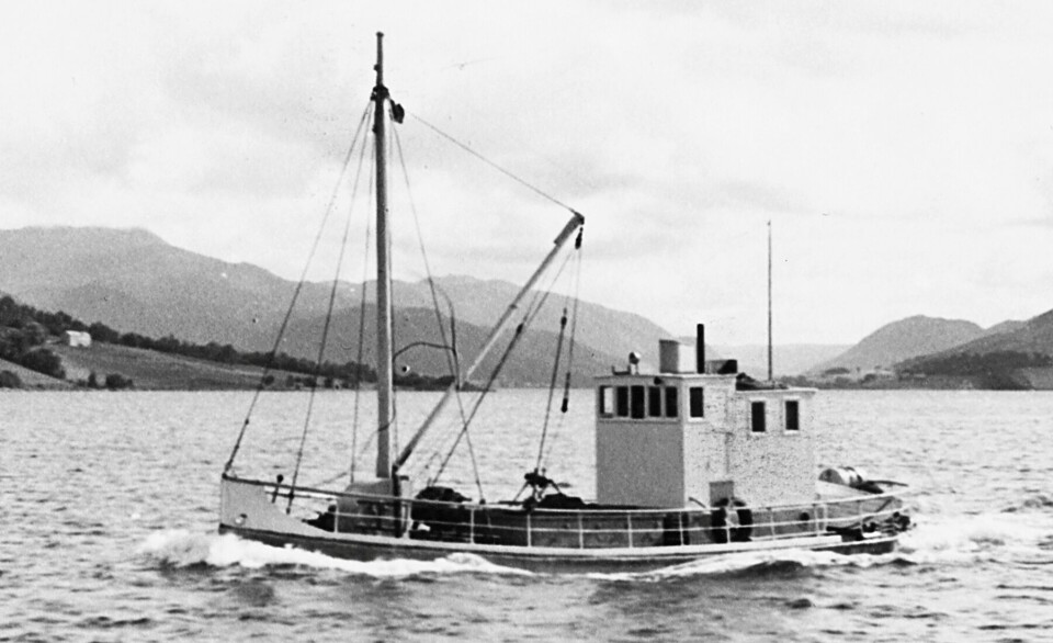 «Sluk I» - den gamle brannsprøytebåten frå Kristiansund – med sandlast frå Surna forbi Bøfjorden. En tungt lasta liten lastebåt, ligger dypt i vannet.