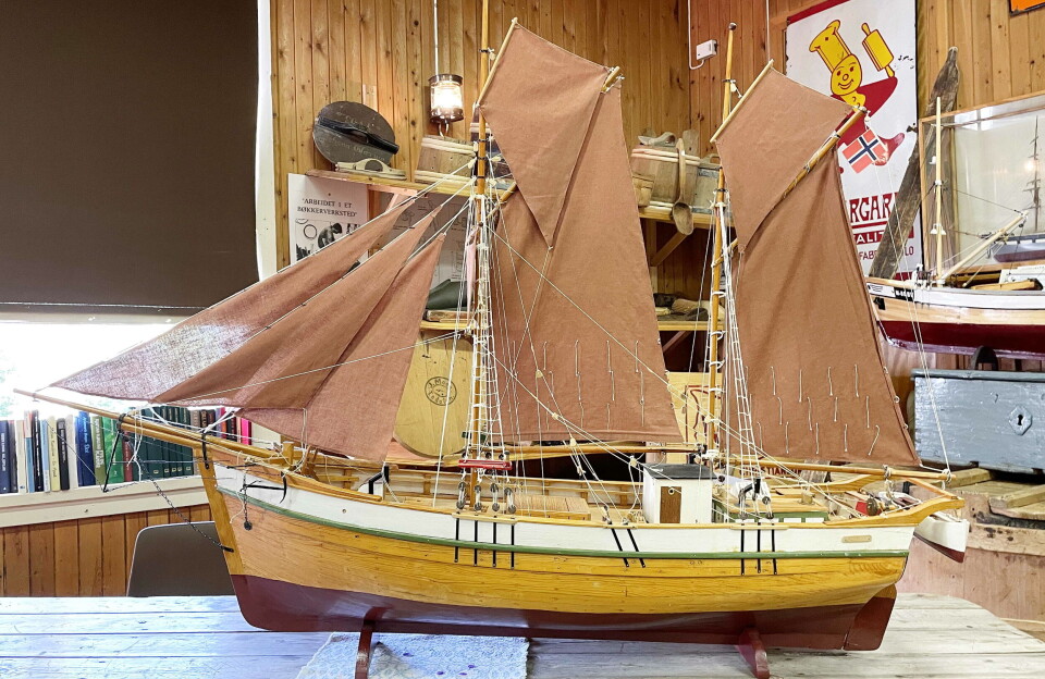 Modellen av galeas «Aurora» skaper stemning på sjøbruksmuseet. Modell av ei lita seilskute.