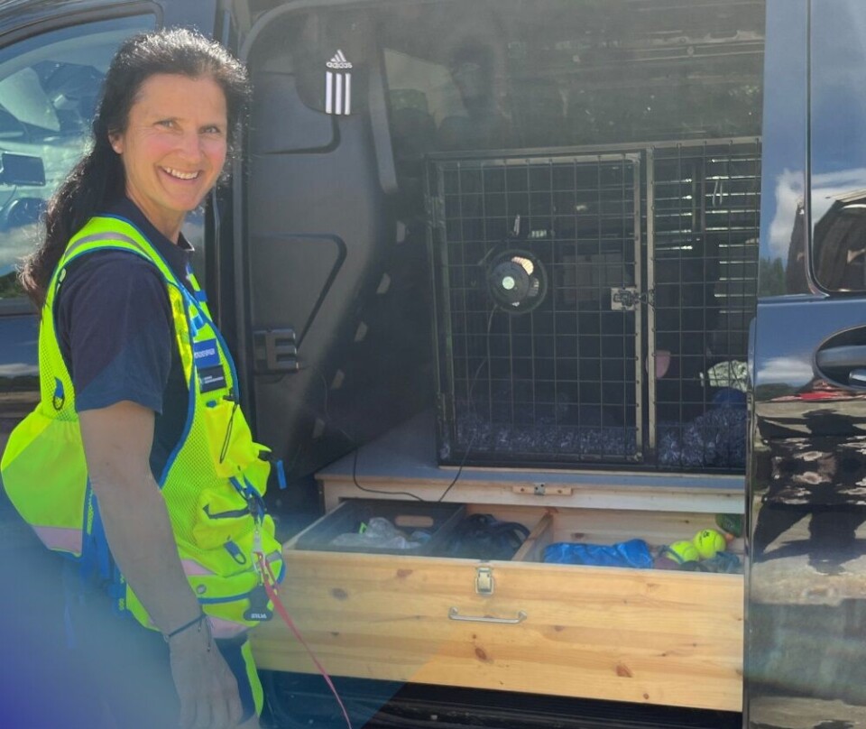 Cox har et romslig bur i bilen, med installert vifte for varme sommerdager. Han slapper godt av når han er i buret mellom arbeidsøkten. Heidi har alltid beredskapssekken klar i bilen, med alt hun trenger for å rykke ut på kort varsel. Ei dame som står ved siden av en bil med et hundebur inni.