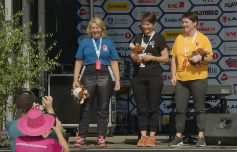 F.v. Gunn Iversen Stokke, Mildrid Kattem Aune og Hanne Nyhus under premieutdelingen. Tre damer med premier på en scene.