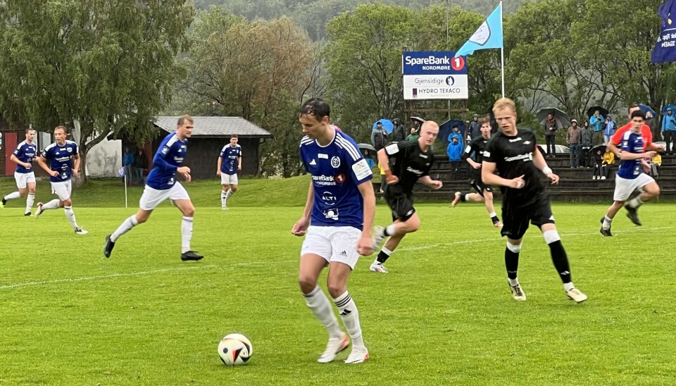 fotballspillere på bane Surnadal IL mot RBK