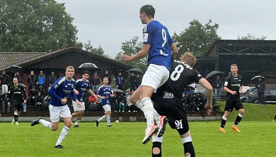 fotballspillere på bane Surnadal IL mot RBK