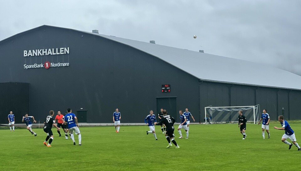 fotballspillere på bane Surnadal IL mot RBK