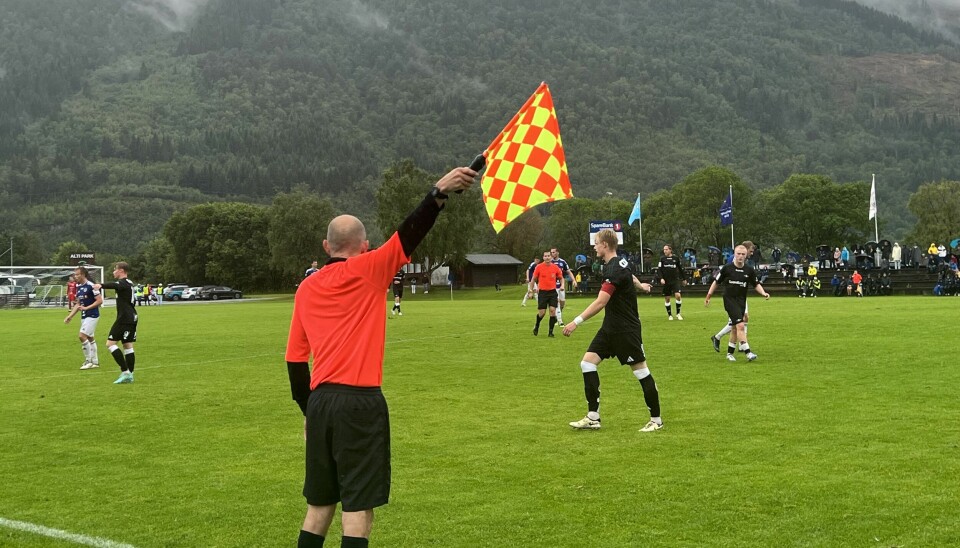 dommer på fotballbane surnadal IL