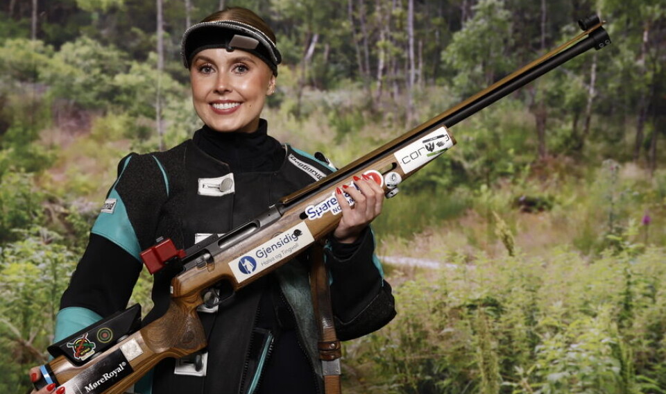 Eline Lillegård med en god debut på kongelaget En skytter med rifle.
